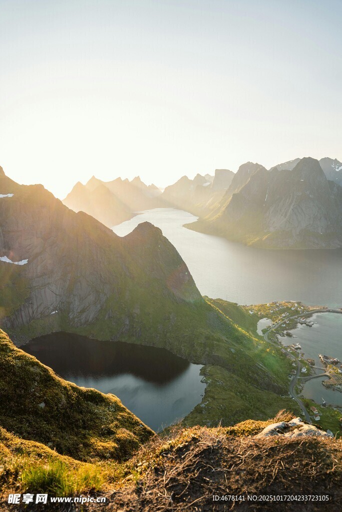 山间湖畔日出壮丽美景