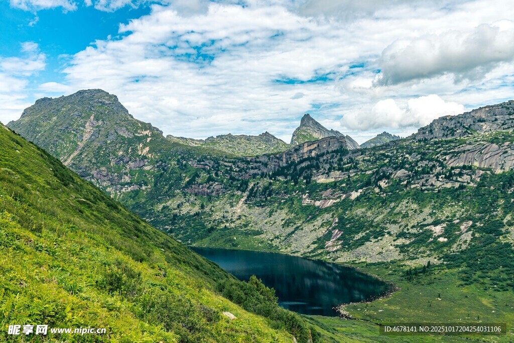 青山碧水间的壮美山景