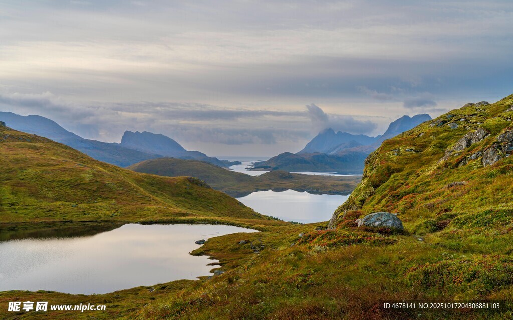 山间湖泊美景