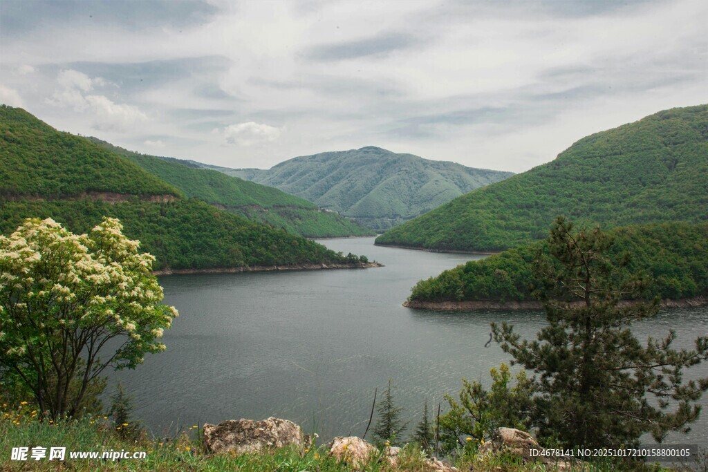 山间宁静湖泊美景