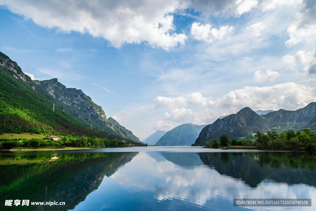 宁静山水间的美丽湖景