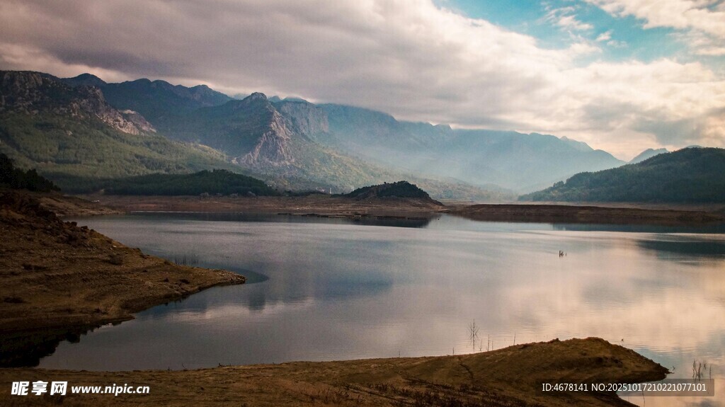 宁静山水湖景风光图