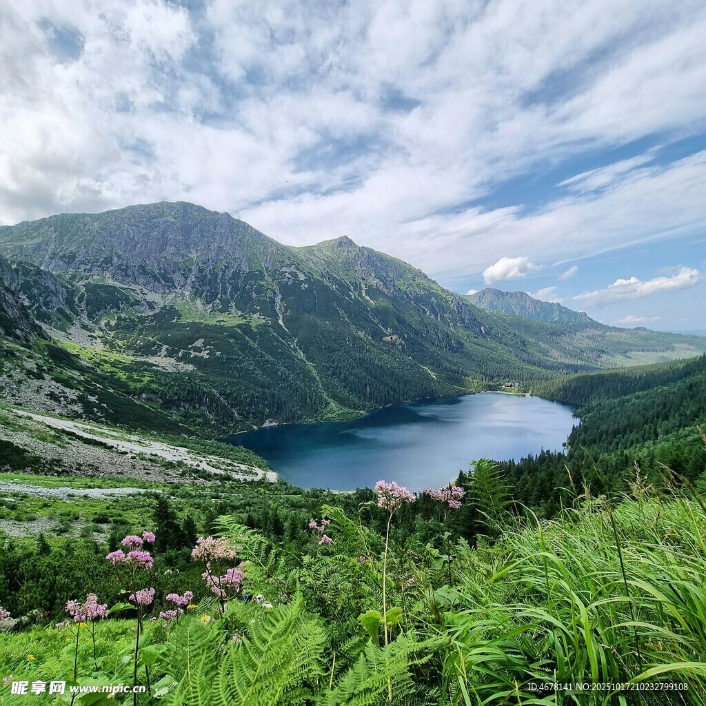 山间湖畔美景