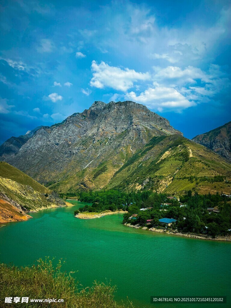 青山绿水间的壮美湖景