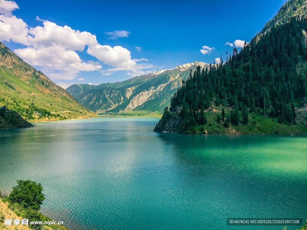 高山湖泊美景