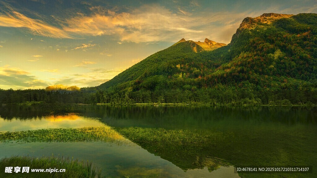 湖畔山峦的壮丽黄昏景色