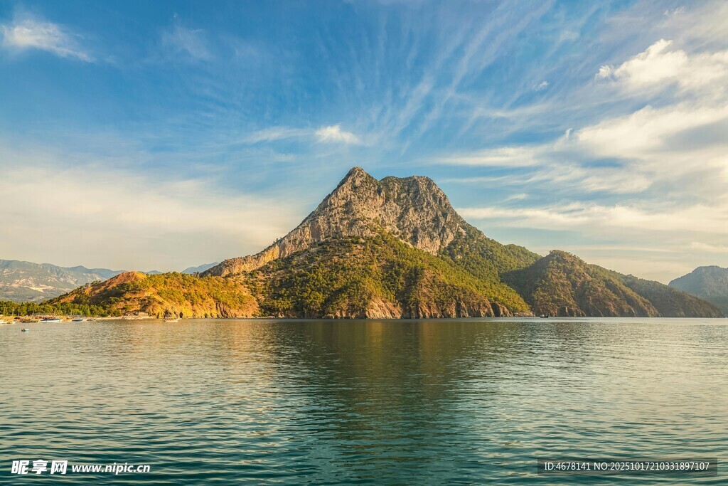 壮丽山水间的巍峨山峰