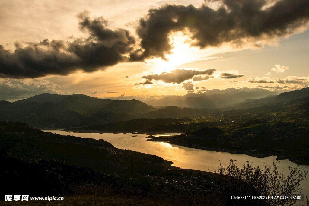 夕阳下的山水美景