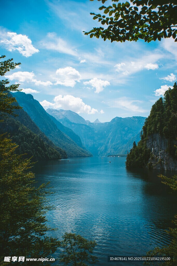 宁静山水间的秀丽湖景