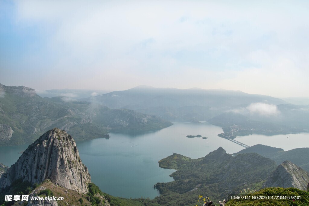 高山湖泊壮丽自然景观