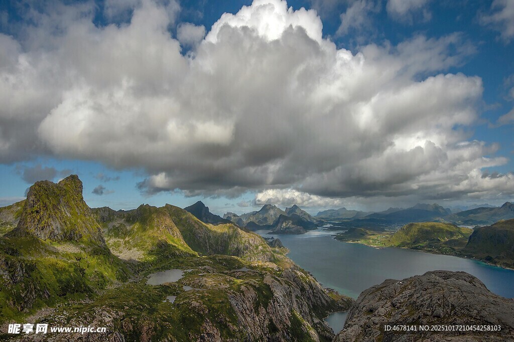 壮丽山景与辽阔云海景观