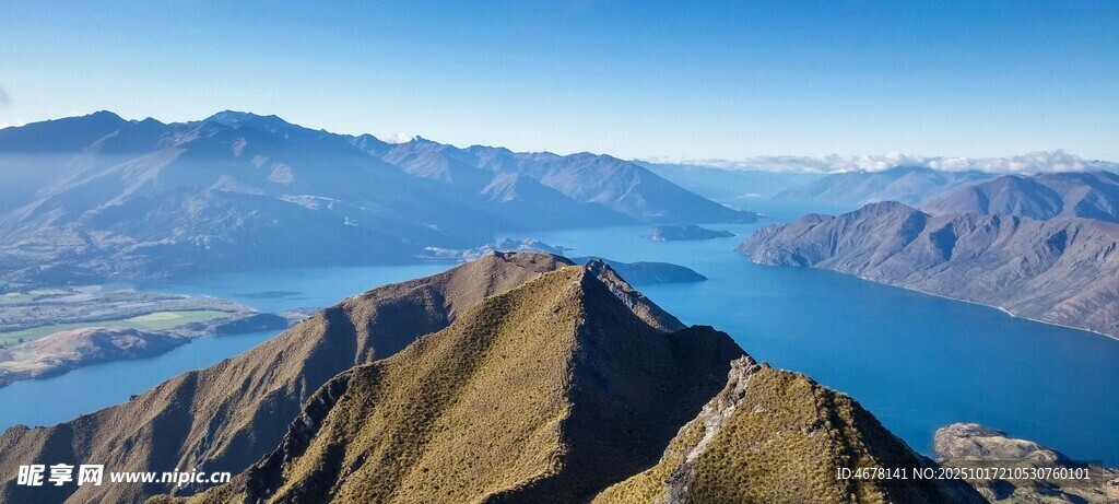 高山湖泊壮丽风光