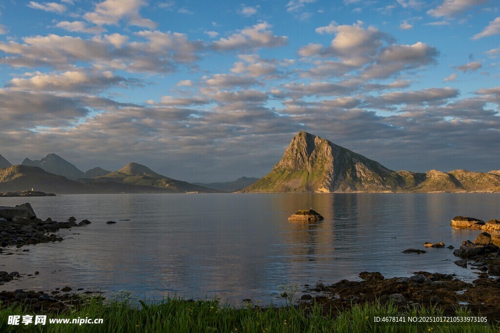 海上孤峰映霞光美景