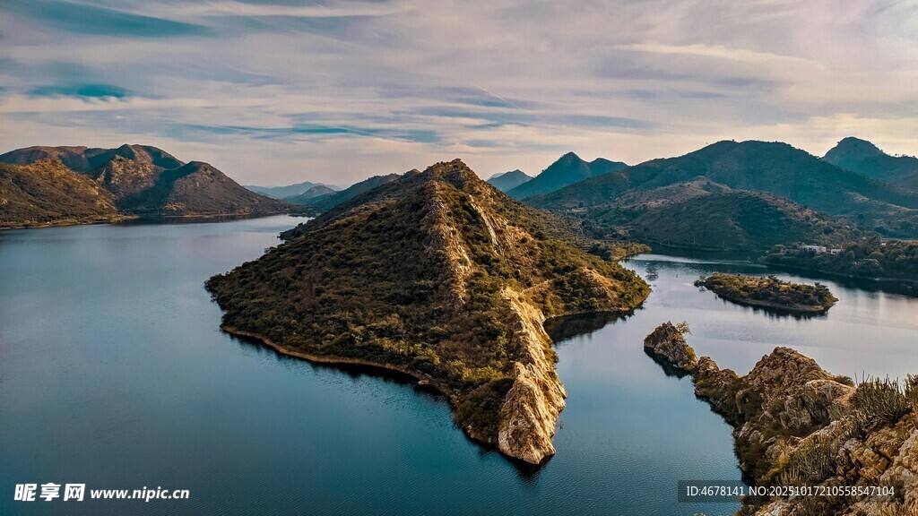 壮丽山水间的孤峰美景
