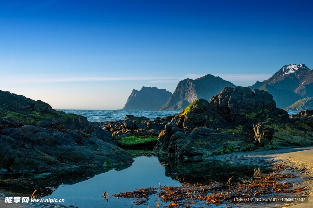 海边壮丽山景与静谧水域