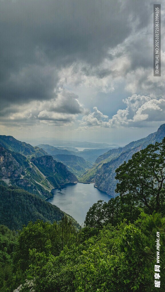 山间云雾下的壮美湖景