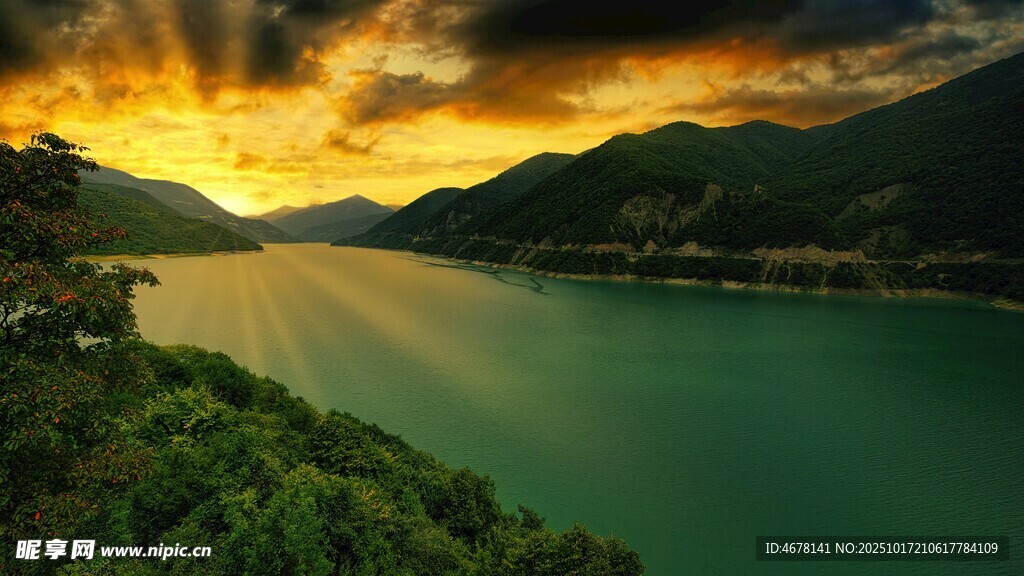 壮丽湖山的黄昏美景