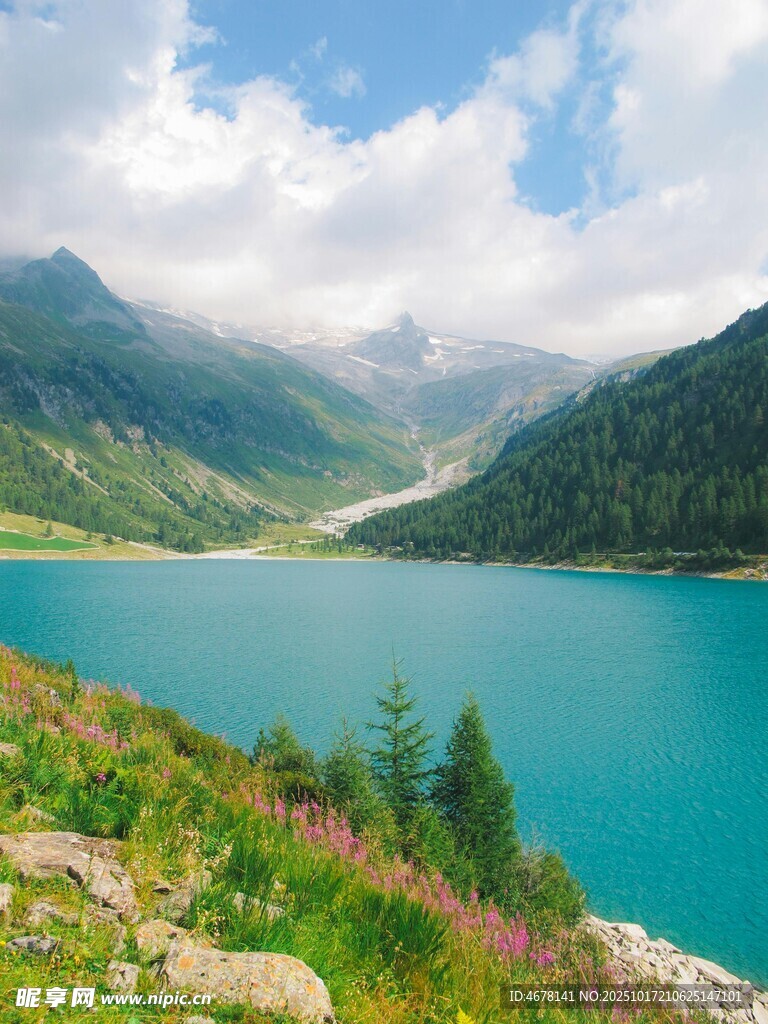 高山蓝湖美景