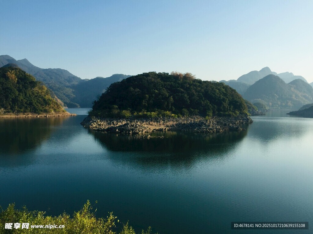 宁静湖中小岛自然风光
