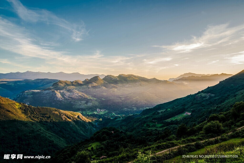 山间晨曦美景