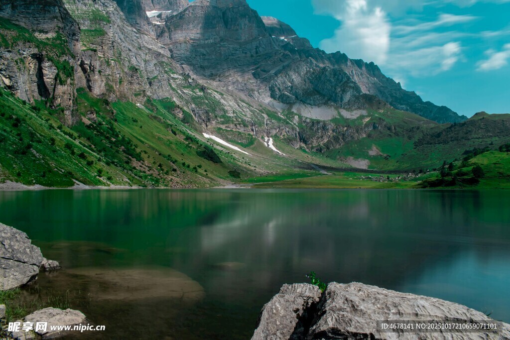 高山湖泊美景