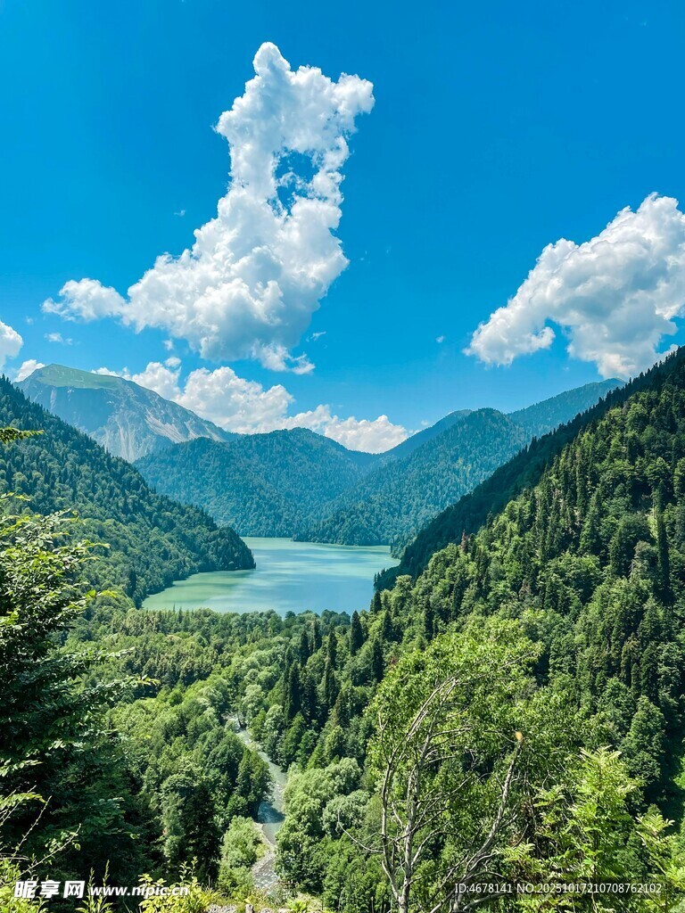 青山绿水间的秀丽湖景