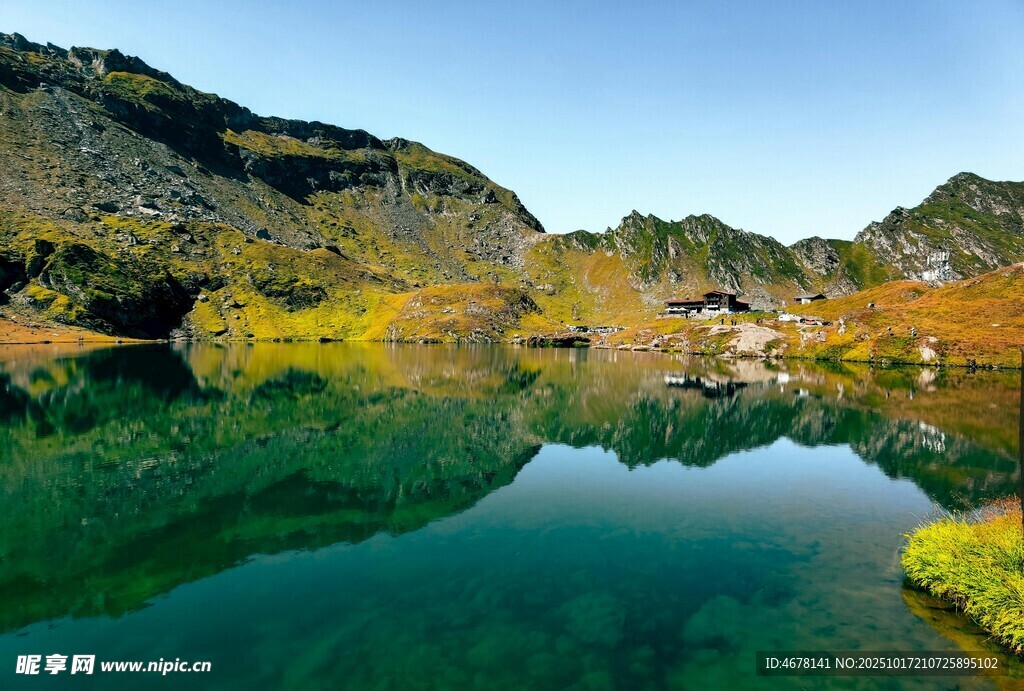 青山绿水间的静谧湖泊