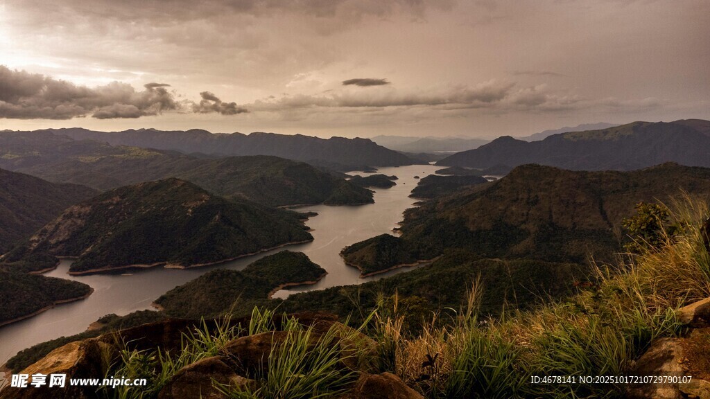 壮丽山河间的蜿蜒河流