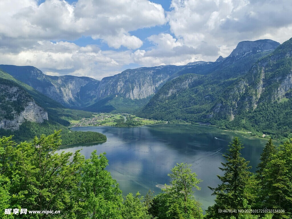高山湖泊美景