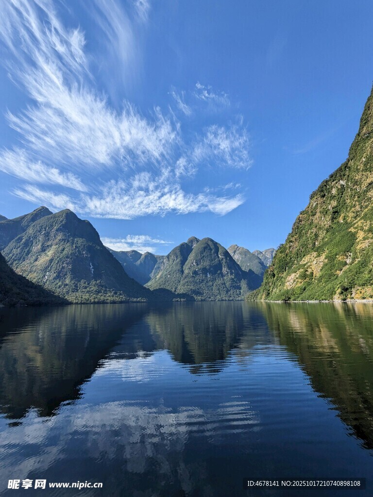 宁静山水间的绝美湖景