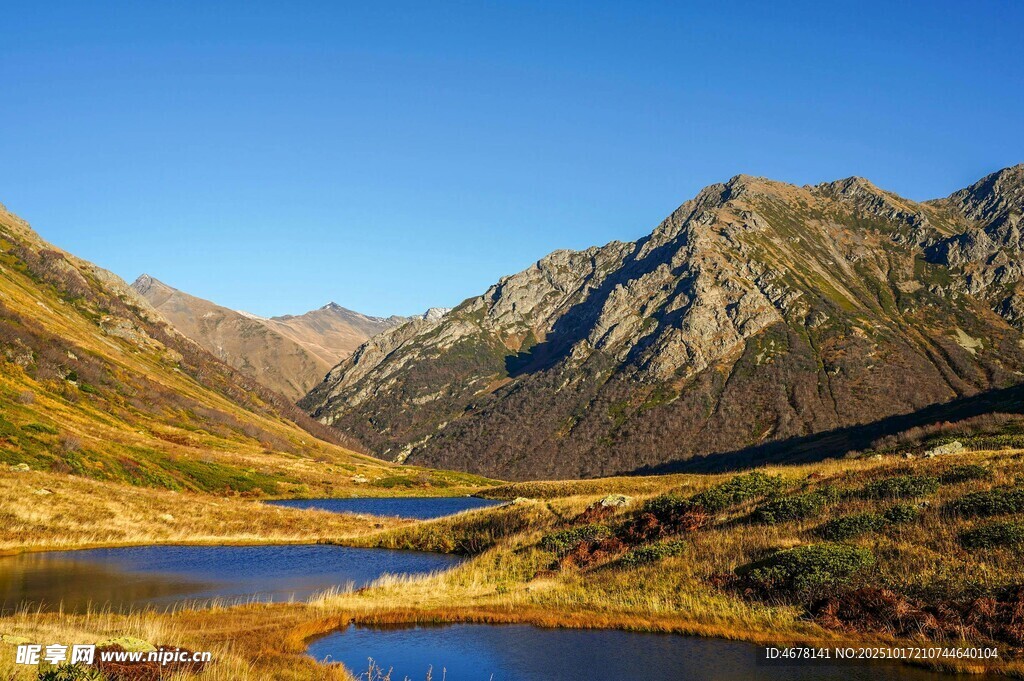山间湖畔美景