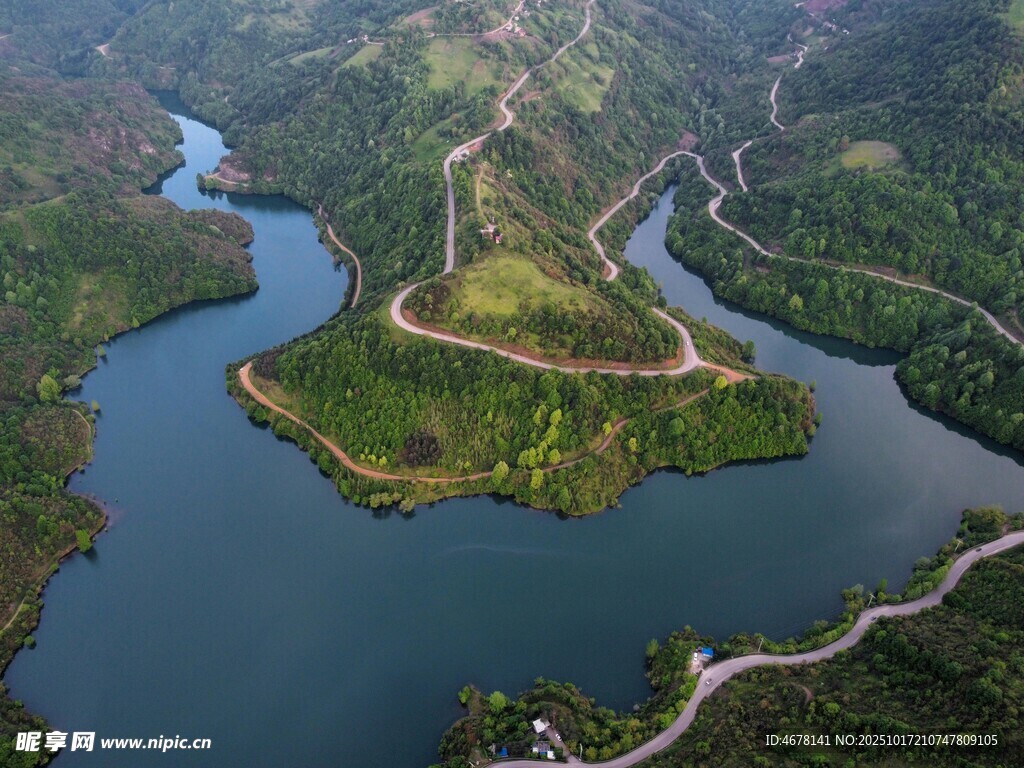 航拍山水间蜿蜒公路美景