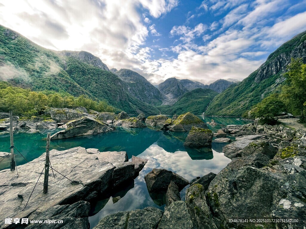 山间碧湖美景