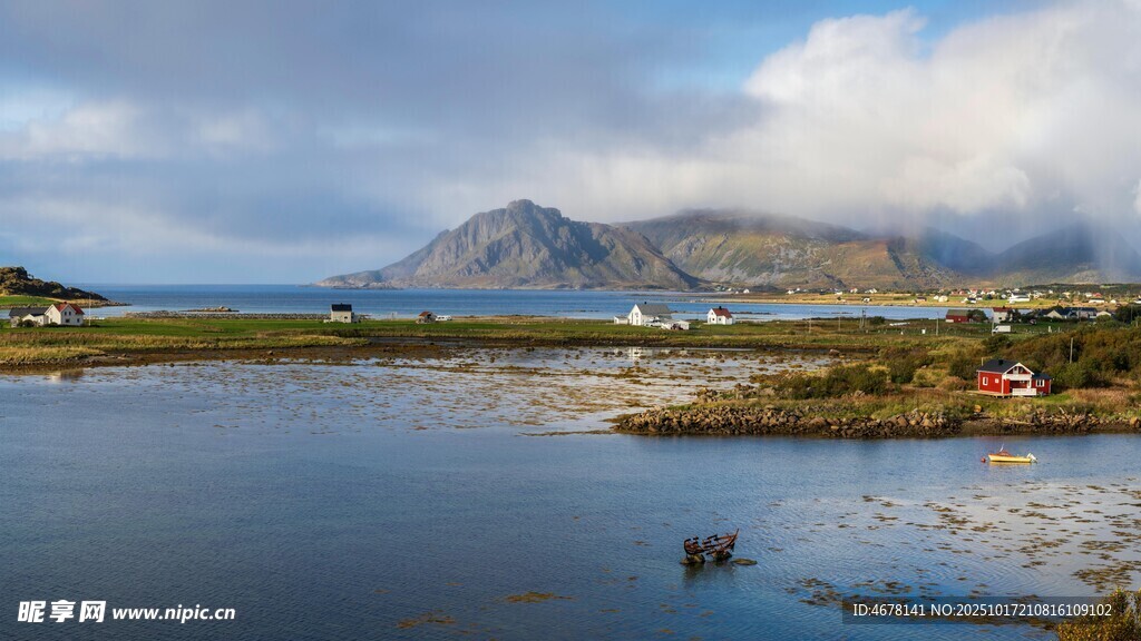 宁静湖畔的远山美景