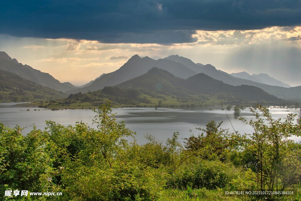 湖畔青山绿植风景如画