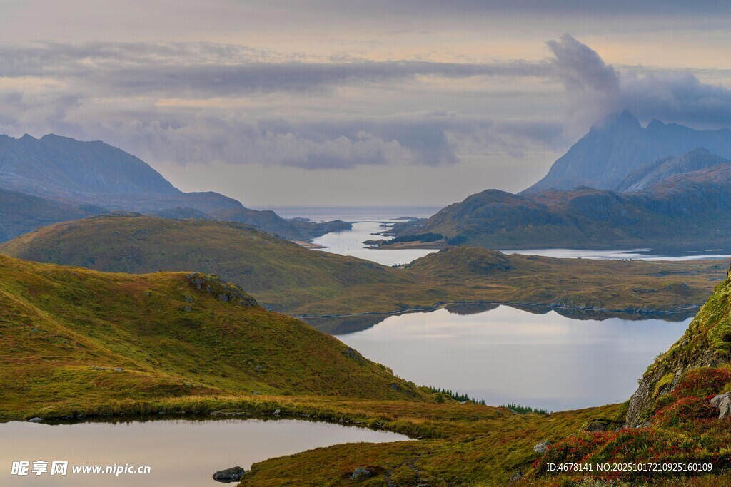 山间湖泊美景