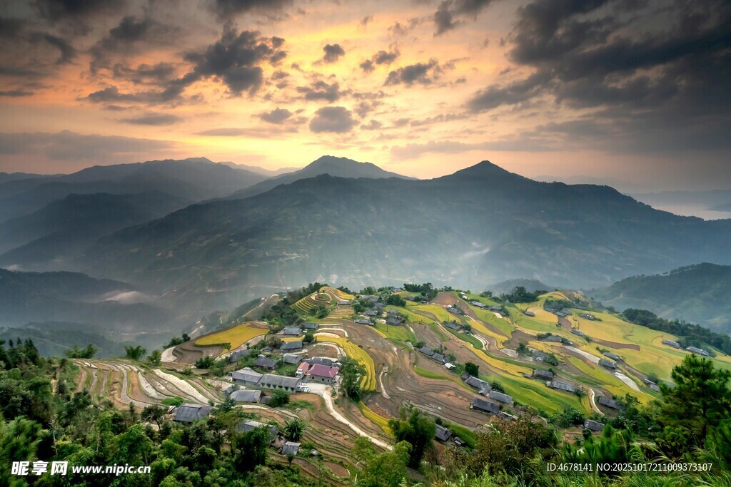 山间村落的壮美黄昏景色
