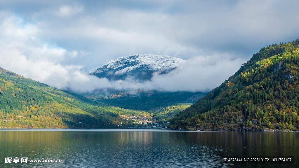 高山湖泊美景