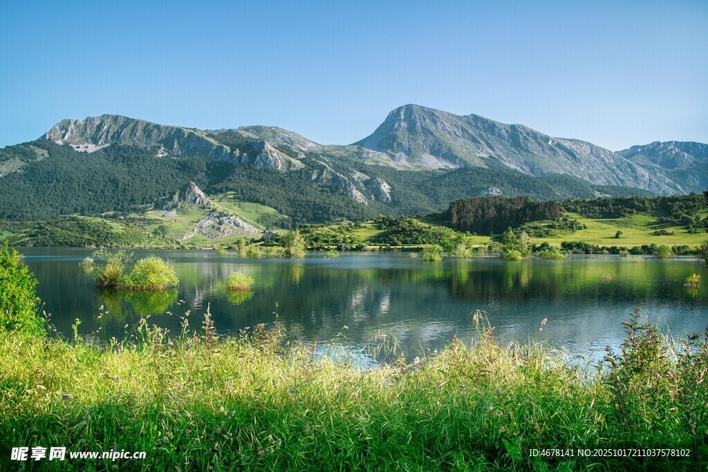 湖畔青山美景如画
