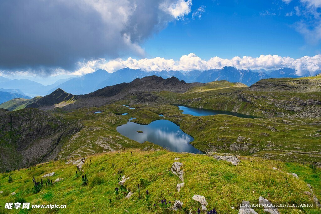 高山湖畔美景