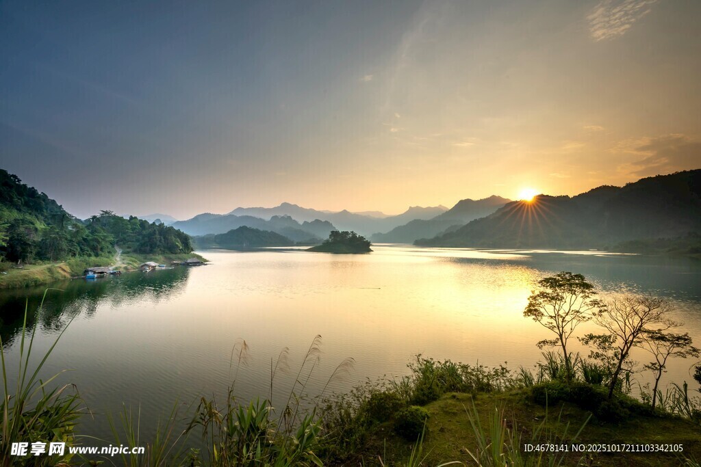 湖畔晨曦美景