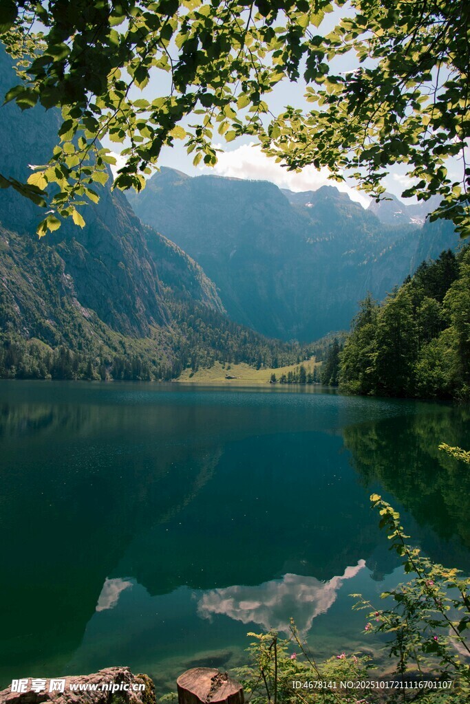 湖畔青山美景