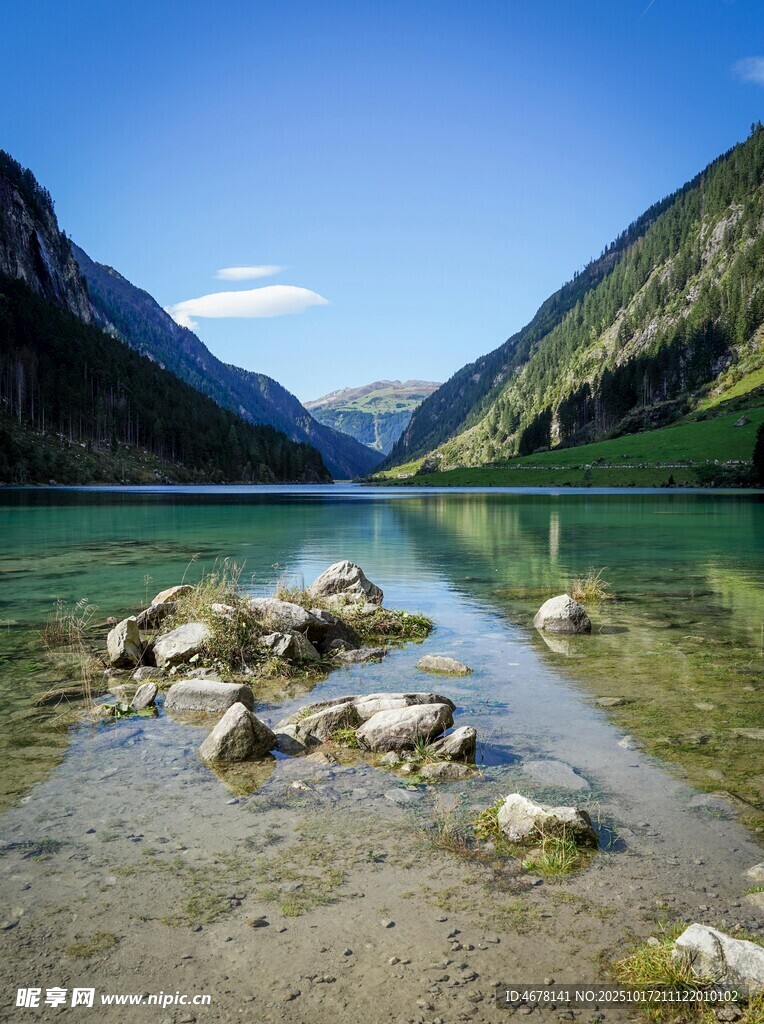 山间碧湖湖畔碎石美景