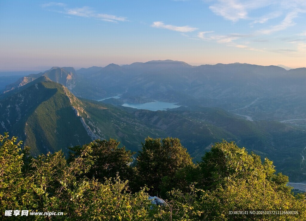 山巅美景远眺壮阔山河