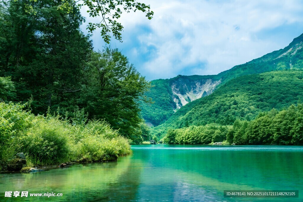 青山绿水间的静谧湖泊