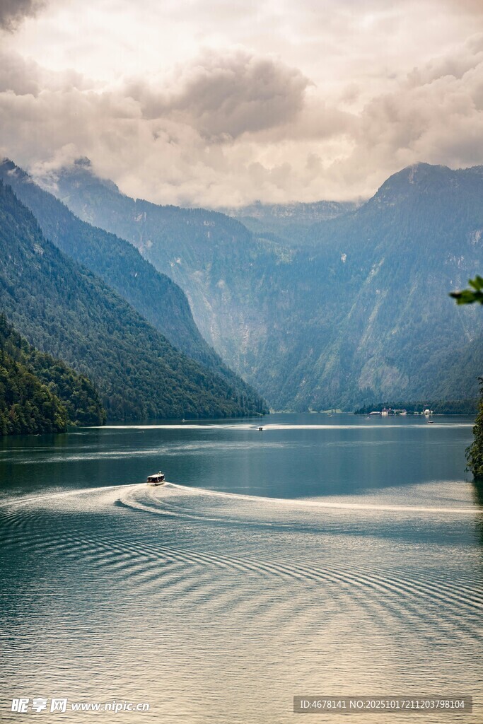 宁静山水间的湖光山色