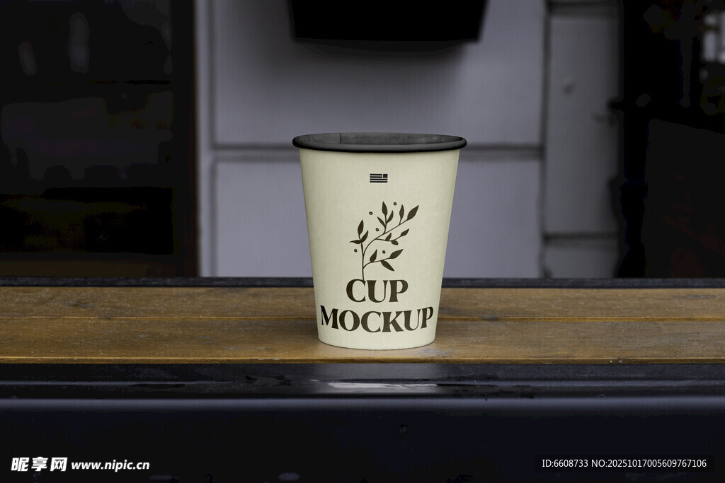 简约风咖啡杯置于木台上