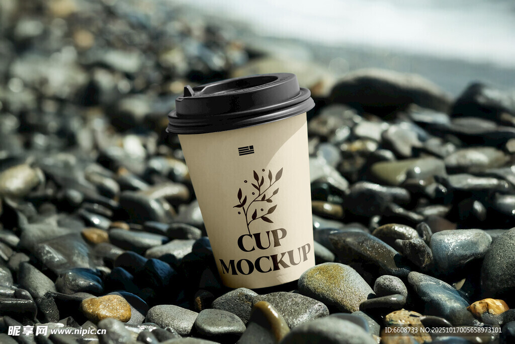 沙滩上的Coffee纸杯