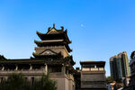 中式古建筑与现代建筑相映