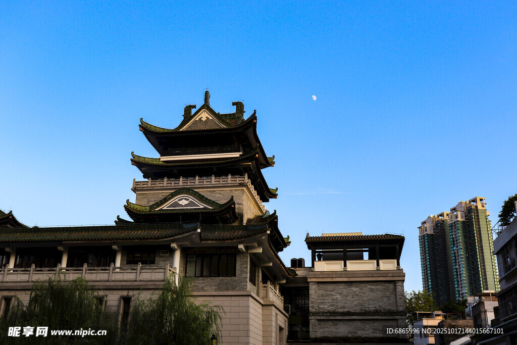 中式古建筑与现代建筑相映
